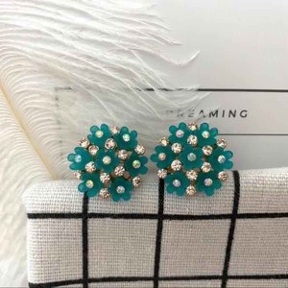 Flower Stud 4 colors - Picture 5 of 12